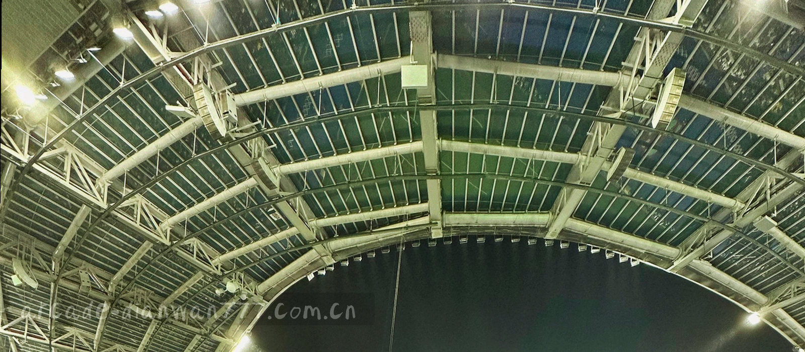 深色电路板与像素颗粒纹理，青色微光沿线路流动